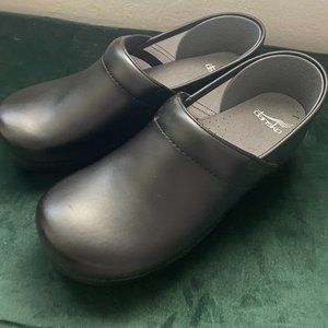 Black Leather Dansko Clogs, Unworn - Size 40 (9.5/10)